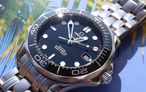 欧米茄携手探险家维克多·维斯科沃